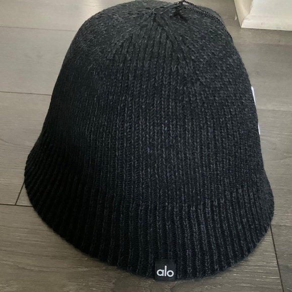 Alo Yoga Denim Knit Cloche Black/Anthracite.